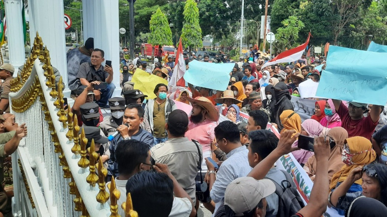 Tuntut Penyelesaian Sengketa Lahan Ratusan Massa Dari Kelompok Tani