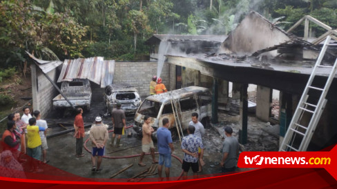 Kabel Korsleting Bangunan Rumah Tiga Mobil Dan Motor Di Trenggalek