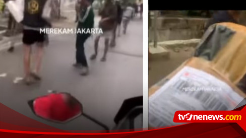 Viral Video Kurir Ekspedisi Nekat Melintasi Jalan Yang Jadi Lokasi