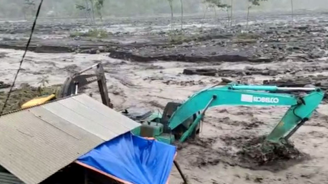 Dua Alat Berat Terjebak Banjir Lahar Hujan Gunung Semeru