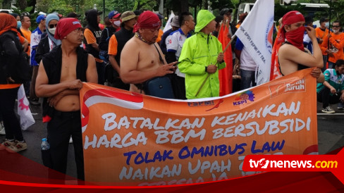 Tolak Bbm Naik Dan Tuntut Upah Naik Ratusan Buruh Unjuk Rasa Telanjang