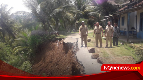 Tebing Longsor Gerus Badan Jalan Hingga Timpa Rumah Warga Di Pacitan