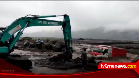 Truk Penambang Pasir Kembali Terjebak Banjir Lahar Hujan Gunung Semeru