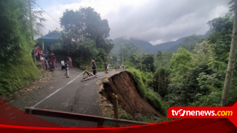 Curah Hujan Tinggi Bahu Jalan Penghubung Antar Desa Di Purbalingga Longsor