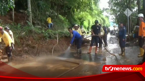 Curah Hujan Tinggi Tebing Meter Ambrol Timbun Jalan Provinsi Di