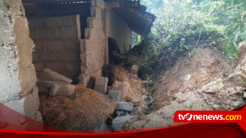 Tanah Longsor Jebol Dinding Rumah Warga Di Seloharjo Pundong Bantul