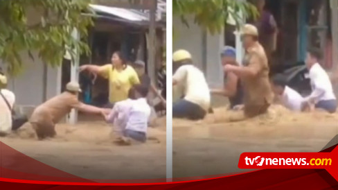 Viral Video Sejumlah Warga Selamatkan Seorang Lurah Yang Nyaris Hanyut