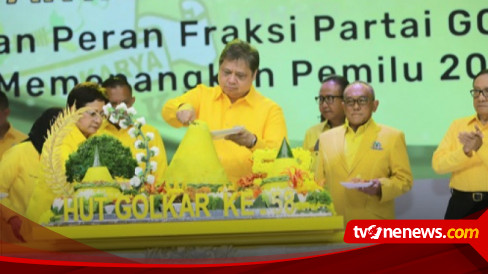 Airlangga Hartarto Pimpin Potong Tumpeng Di Tasyakuran HUT Ke 58 Partai