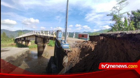 Diterjang Banjir Jembatan Penghubung Antar Dua Kecamatan Di Pacitan Putus