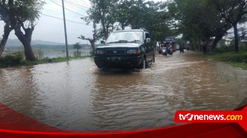 Ratusan Kendaraan Tersendat Akibat Jalur Utama Antar Kabupaten Di