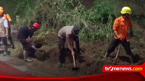 Sejumlah Daerah Diguyur Hujan Deras Sejak Siang Longsor Terjang Jalan