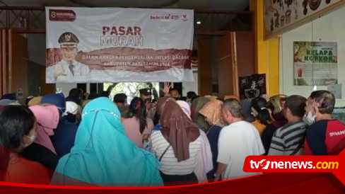 Ribuan Warga Berdesakan Serbu Pasar Murah Sembako Di Plaza Pragolo Pati