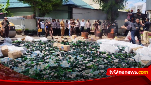 Kejari Manado Musnahkan Ribuan Botol Miras Senjata Api Dan Obat Keras