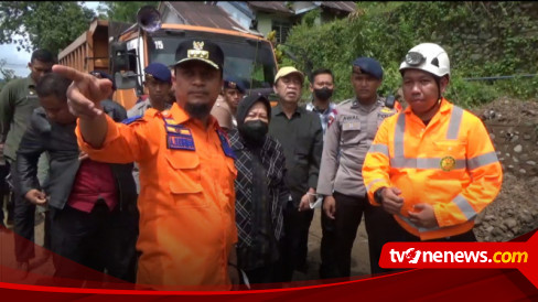 Mensos Tri Rismaharini Datangi Lokasi Longsor Di Kabupaten Gowa