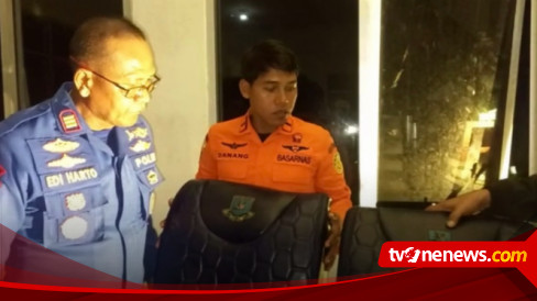 Seorang Nelayan Temukan Diduga Jok Helikopter Milik Polri Yang Hilang