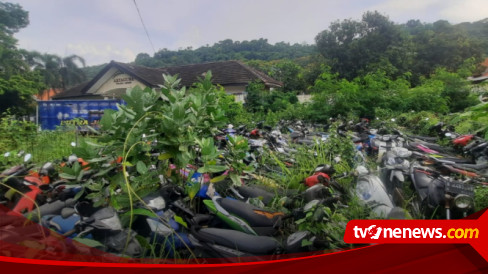 Ratusan Sepeda Motor Tak Bertuan Dikepung Rimbunan Pohon Di Gresik