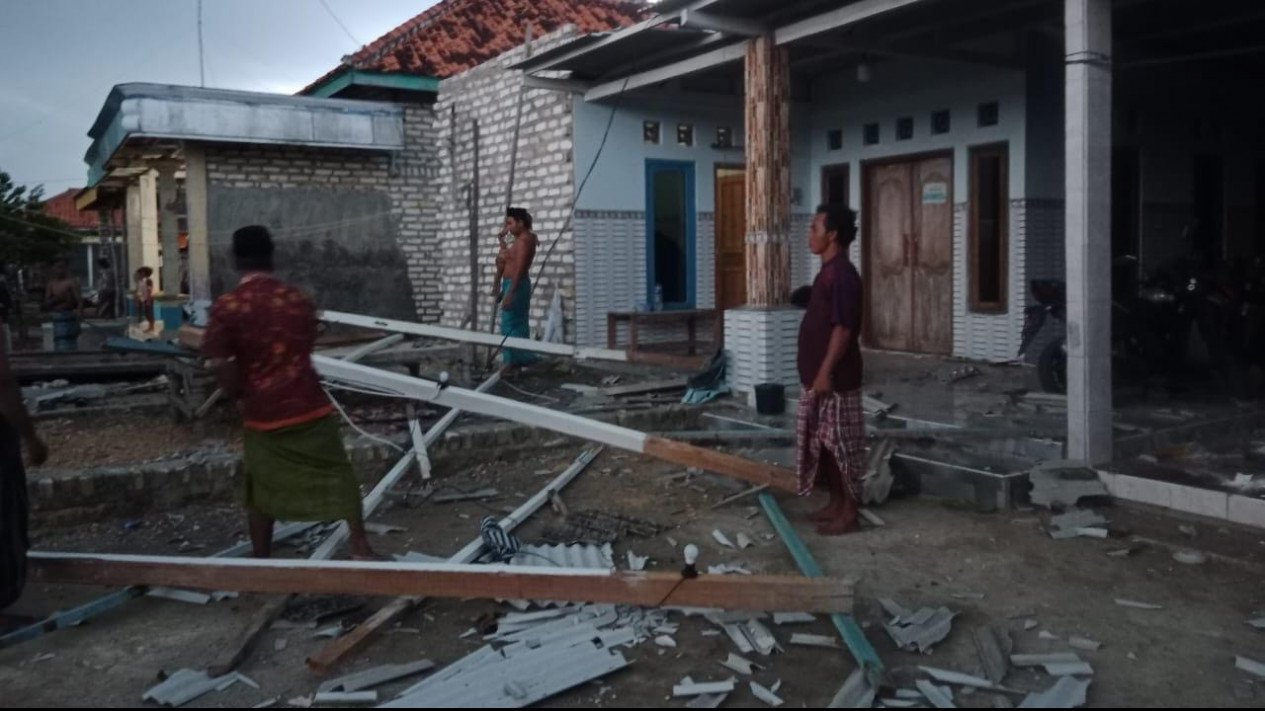 Angin Kencang Disertai Hujan Landa Kabupaten Pamekasan Madura Sejumlah