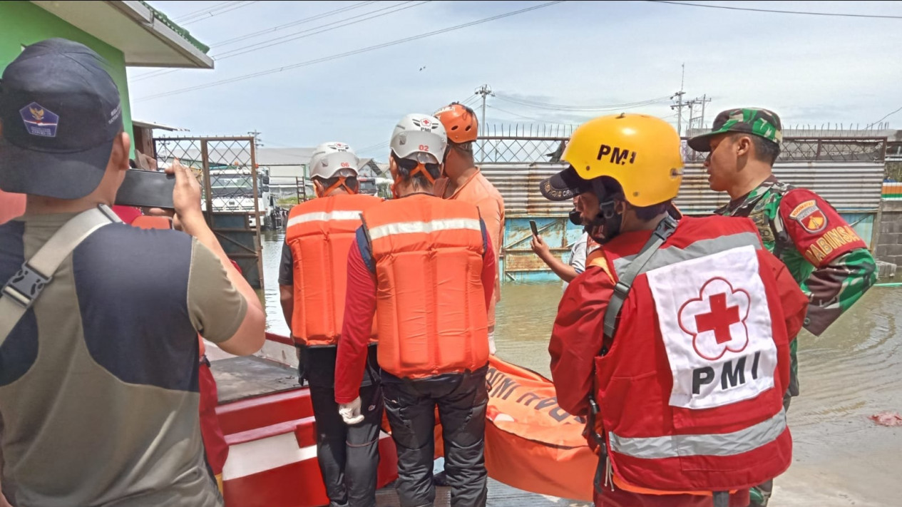 Satu Orang Meninggal Dunia Akibat Tersengat Genset Saat Banjir Di Genuk