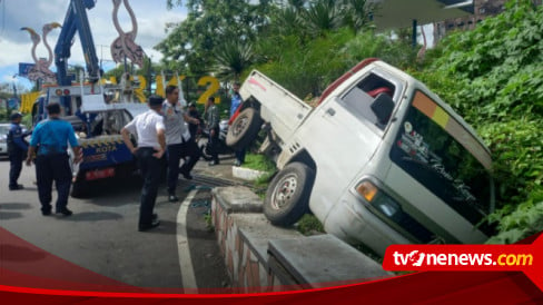 Diduga Ngantuk Pick Up Tabrak Pembatas Jembatan Nyaris Lompat Ke