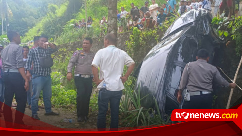 Satu Unit Mini Bus Terjun Ke Jurang Sedalam Meter Di Jalan Lintas