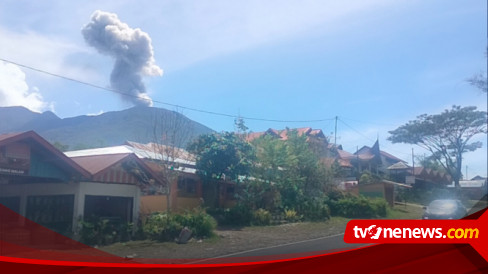 Gunung Marapi Muntahkan Abu Vulkanik Setinggi Meter