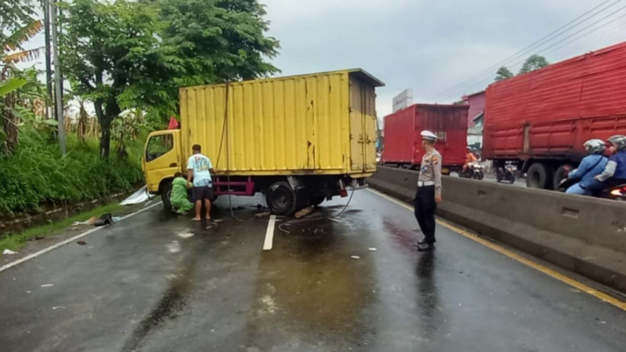 Kecelakaan Tunggal Truk Boks Terguling Melintang Di Jalan Semarang Solo