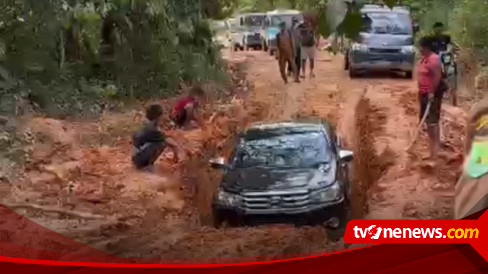 Miris Jalan Rusak Di Muba Nyaris Membenam Kendaraan Yang Melintas