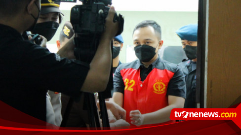 Berita Foto Ricky Rizal Memasuki Ruang Persidangan Untuk Menjalani