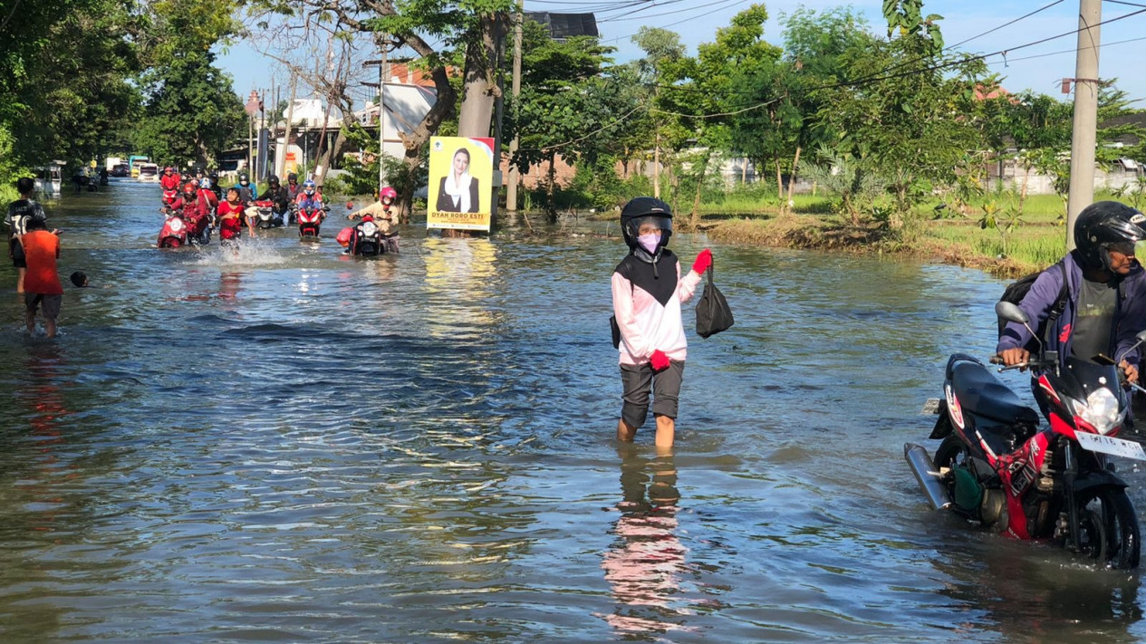 Nekat Terjang Genangan Banjir Luapan Kali Lamong Gresik Ratusan