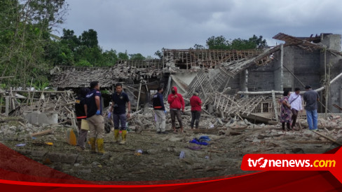 Tim Labfor Polda Jatim Lakukan Olah Tkp Ledakan Petasan Di Blitar