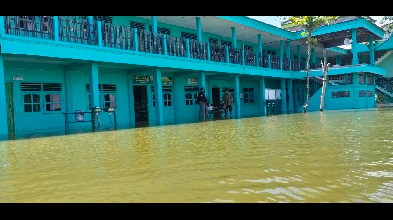 Sekolah Madrasah Di Lamongan Terendam Banjir Siswa Diliburkan Total