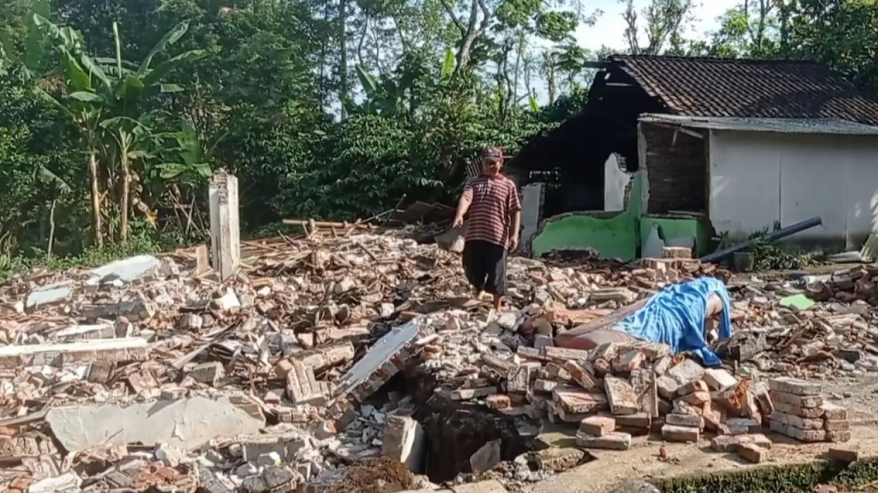 Rumah Warga Blitar Roboh Rata Dengan Tanah Akibat Tanah Longsor