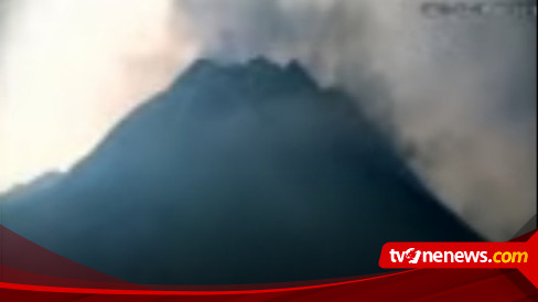 Lagi Gunung Merapi Luncurkan 12 Kali Guguran Lava Pijar Sejauh 1 7