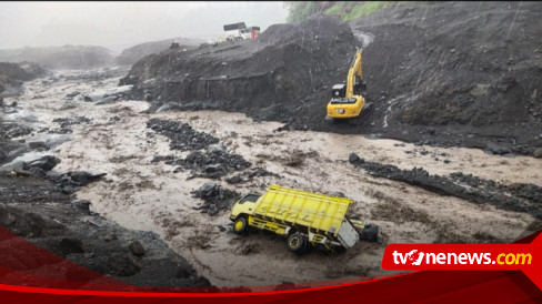 Truk Penambang Pasir Terguling Dan Terjebak Banjir Lahar Dingin Gunung