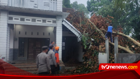 Rumah Warga Di Blitar Rusak Akibat Diterjang Angin Kencang