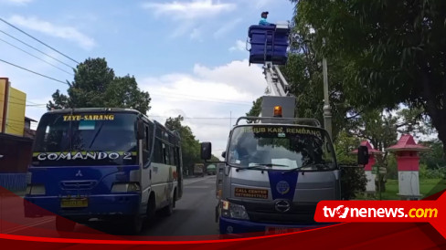 Jelang Arus Mudik Dishub Rembang Perbaiki Penerangan Jalan Di