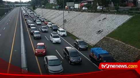 Puncak Arus Mudik Macet Panjang Di Jalan Tol Semarang Hingga 10 Kilometer