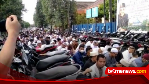 Warga Muhammadiyah Di Medan Gelar Salat Ied Hingga Meluber Ke Jalan