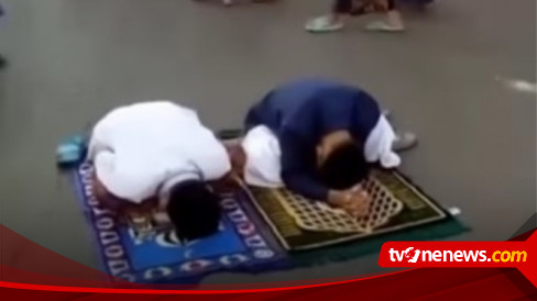 Viral Video Dua Remaja Tertidur Pulas Sampai Solat Idul Fitri Selesai