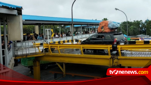 Penumpang Pejalan Kaki Di Pelabuhan Bakauheni Pada H Lebaran Naik