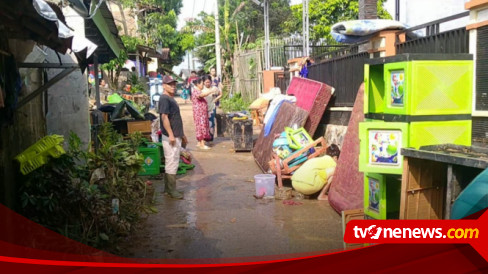 Warga Korban Banjir Bandang Leuwisadeng Masih Mengungsi Di Masjid