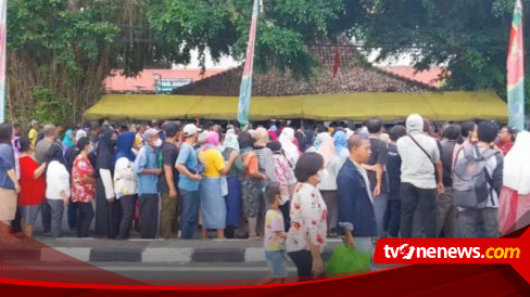 Ribuan Warga Yogyakarta Serbu Pembagian Paket Sembako Dari Menhan