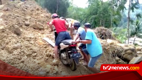 Hari Jalan Penghubung Kabupaten Tanah Toraja Tertutup Longsor