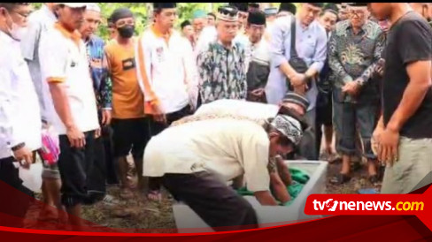 Isak Tangis Keluarga Pecah Usai Jenazah Penembak Kantor MUI Jakarta