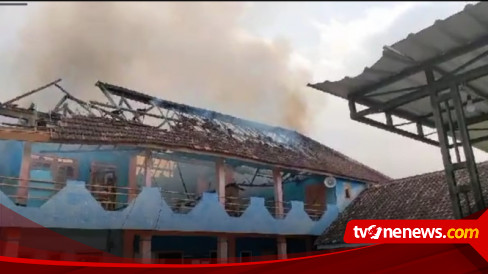 Diduga Konsleting Listrik Madrasah Ibtidaiyah Di Pasuruan Terbakar