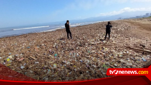 Bikin Geleng Geleng Kepala Tumpukan Sampah Di Pantai Talaca Capai Ton