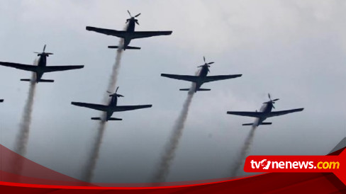 Pesawat Tni Au Manuver Udara Aerobatic Di Langit Lampung