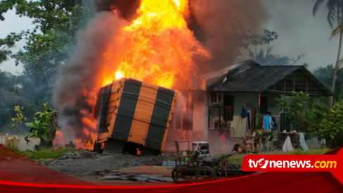 Truk Angkut Belasan Ton Bbm Terbakar Di Halaman Gudang Milik Warga