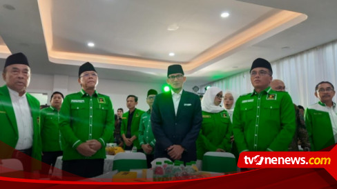 Resmi Jadi Kader Ppp Sandiaga Uno Diberikan Jaket Hijau Dan Kartu Anggota