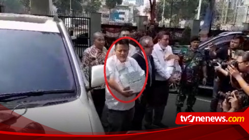 Pengacara Irwan Hermawan Bawa Gepokan Dolar Ke Kejagung Buntut Rp